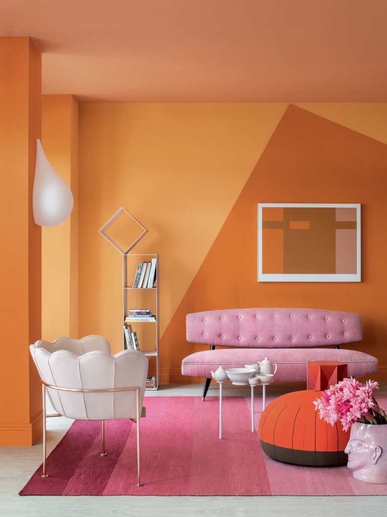Laranja com rosa? A mistura de duas cores quentes injeta alto-astral na sala