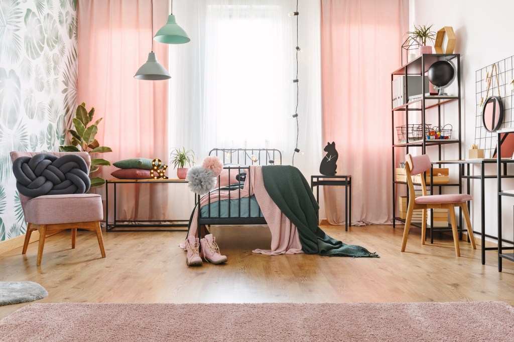 quarto com objetos com tons rosados quarto com objetos com tons rosados