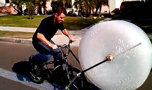 Ande de bike estourando plástico bolha