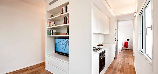 Área multiuso central define apartamento de 40 m² em Tel-Aviv