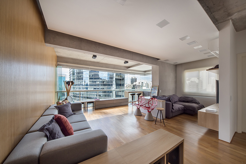 Visita guiada: com móveis multifuncionais, apê é preparado para festas