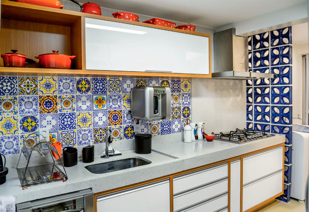 Cozinha mistura cobogós, TrenStone e azulejos estampados