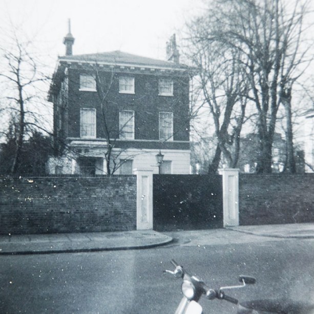 <span style="font-weight:400;">Esta é a casa de Paul McCartney em St. John’s Wood. A foto têm uma história curiosa: foi tirada por uma fã que, diversos dias seguidos, visitava Paul em busca de um registro fotográfico. Sue Bakes, a fã, não apenas conseguiu o clique como conseguiu descobrir onde moravam os outros integrantes da banda. E foi assim que começou uma viagem pela Inglaterra em busca de conhecer onde moravam os ídolos.</span>