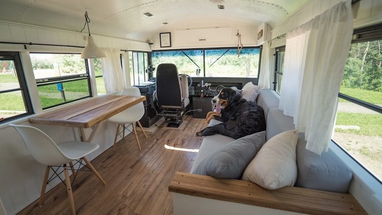 02-casal-muda-de-vida-transforma-onibus-escolar-casa-sobre-rodas-tiny-homes