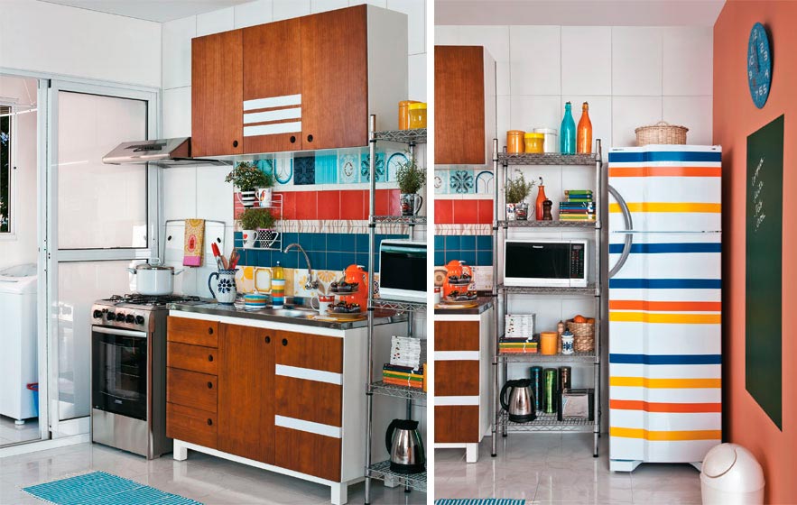O mosaico de azulejos &eacute; uma solu&ccedil;&atilde;o em conta para fugir do lugar-comum. Faixas de adesivos &ndash; coloridas sobre o refrigerador e brancas sobre os m&oacute;veis de madeira- customizam o ambiente. Tinta com efeito lousa completa a parede. Projeto de F&aacute;bio Galeazzo.