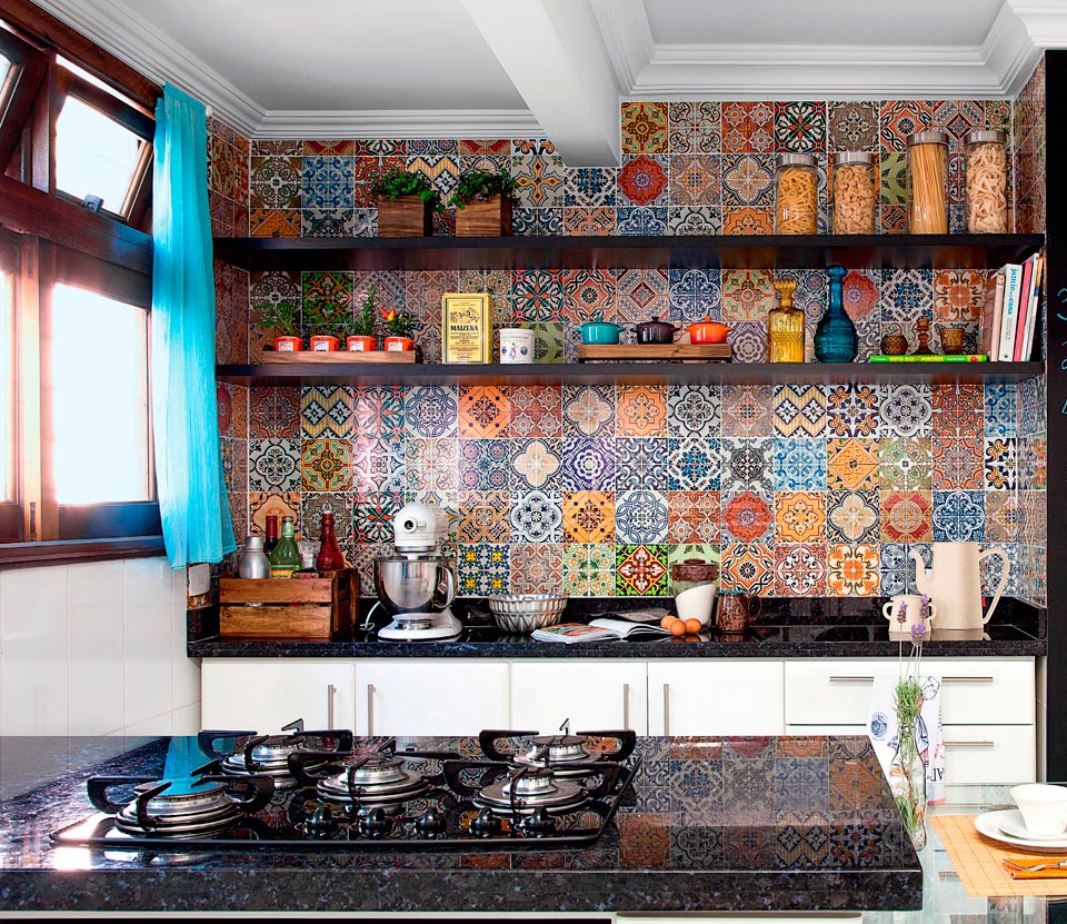 As paredes desta cozinha curitibana eram brancas e sem gra&ccedil;a. Para dar uma renovada no visual, a moradora resolveu investir em um mosaico composto por 48 estampas de adesivos que imitam azulejos vintage