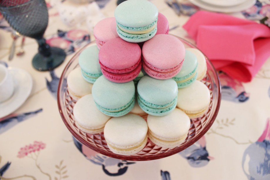 Macarons são uma ótima pedida para o banquete do café da manhã. Além de gostosos, são lindos e decorativos.