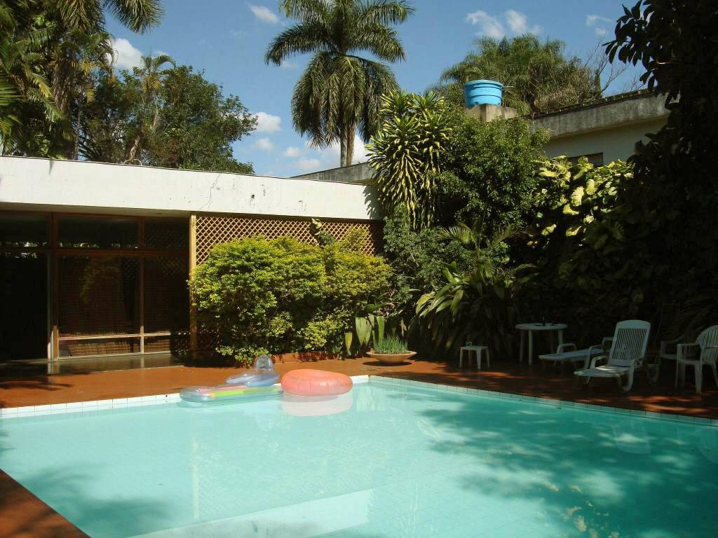 Casa projetada por Oscar Niemeyer com móveis de Sergio Rodrigues
