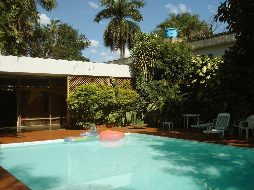 Casa projetada por Oscar Niemeyer com móveis de Sergio Rodrigues