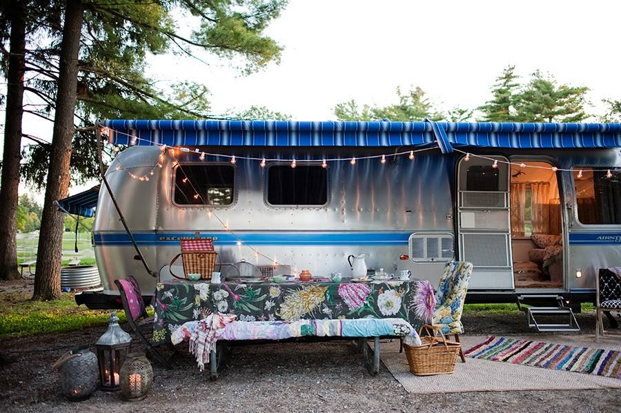 Blogueira transforma trailer em casa sobre rodas cheia de estilo