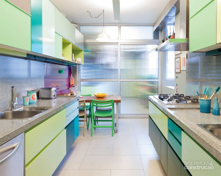 Munido do aval para aplicar extensa cartela cromática no apartamento, o escritório Superlimão caprichou neste cômodo. O passeio do verde-pastel ao azul-turquesa, chegando até o roxo, evoca descontração.