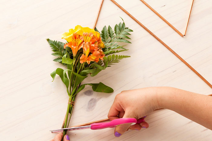 17-como-fazer-um-mobile-geometrico-decorado-com-flores