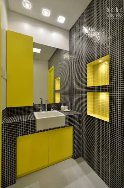 Preto e amarelo j&aacute; &eacute; uma combina&ccedil;&atilde;o ousada para um lavabo. A arquiteta Alessandra Bonotto Hoffmann Paim n&atilde;o s&oacute; apostou nela, como tamb&eacute;m na pastilha de vidro.