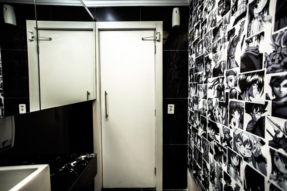 Este projeto de um restaurante de culinária japonesa possui adesivos nas portas dos sanitários com imagens de mangás. Projeto de Ligia DAvilla Piccini.
