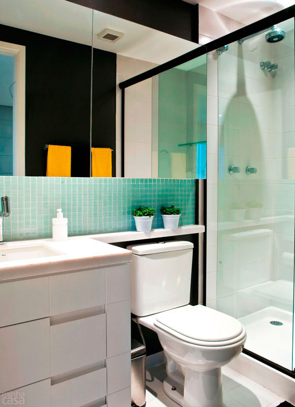 Al&eacute;m de trazer amplitude, a dupla de espelhos esconde um segredo bem bolado: um deles &eacute; um arm&aacute;rio! O ambiente tamb&eacute;m recebeu pastilhas, pintura marrom e bancada que vai at&eacute; a parte superior do vaso sanit&aacute;rio. Projeto de Cl&aacute;udio Helzel e Vivian Tonglet.