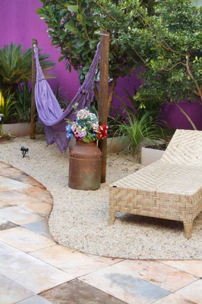 Rede em jardim. Esta rede integra o Jardim do Restaurante, da 5&ordf; edi&ccedil;&atilde;o do Morar Mais por Menos Goi&aacute;s. O espa&ccedil;o tem rede, chaise de fibra artificial e gal&atilde;o de leite usado. No ch&atilde;o, seixos mo&iacute;dos provenientes de uma jazida certificada. A &aacute;rea de 173 m&sup2; tamb&eacute;m recebeu brom&eacute;lias, cl&uacute;sias, cycas, marantas, nolinas e barbas-de-serpente.