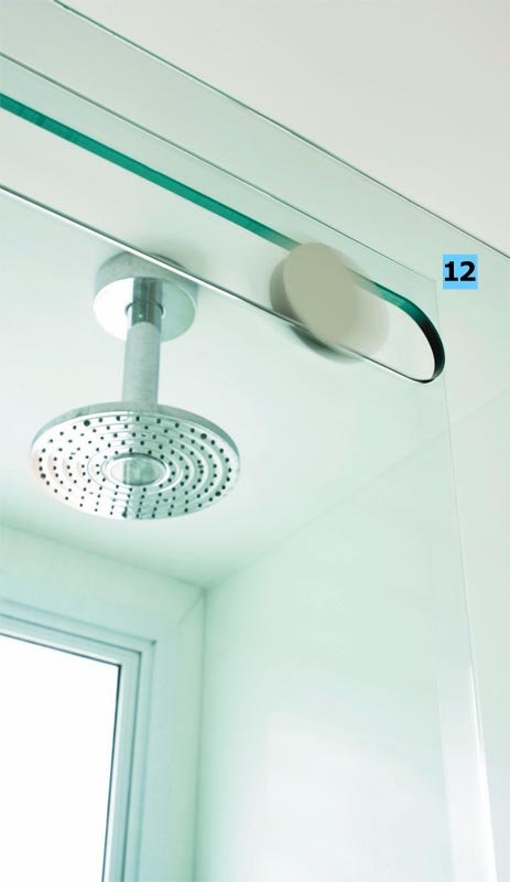 12. No boxe, uma novidade: o trilho &eacute; recortado no pr&oacute;prio vidro e c...