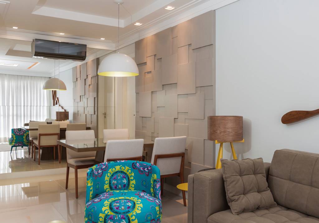 Apartamento de 70 m² com paredes neutras e móveis coloridos