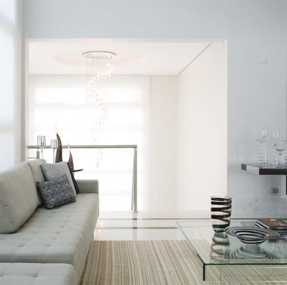 Cabos de eletricidade e automatiza&ccedil;&atilde;o ficam escondidos entre a laje e o for...