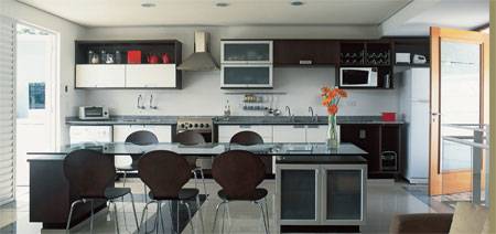 9 m&sup2;: Tr&ecirc;s conceitos em um recurso: erguer uma casa moderna, funcional e econ&ocirc;mica . Tudo isso sintetizado na integra&ccedil;&atilde;o dos espa&ccedil;os. Dispensamos paredes e portas e seus desmembramentos: massa, pintura e rodap&eacute;s, diz o arquiteto Guilherme Mattos, de Mogi das Cruzes, SP. Sobrou or&ccedil;amento, ent&atilde;o, para o jovem casal investir nos bons acabamentos. Preto e prata se valorizam mutuamente, e na presen&ccedil;a do branco criam contrastes suaves e elegantes, afirma Guilherme. No piso de porcelanato bege, um desenho com placas negras forma um tapete para a mesa, que ainda serve de bancada e divisor de ambientes.