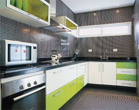 11 m&sup2;: Jovens e modernos, os propriet&aacute;rios adoram fazer festas em casa  e a cozinha &eacute; o foco de aten&ccedil;&otilde;es. Decididos a inovar, quiseram pastilhas de porcelana pretas em piso e paredes. Assentadas com rejunte branco, chegam a brincar com a vista  exatamente o que eles desejavam, diz o arquiteto Ricardo Miura, s&oacute;cio de Carla Yasuda. A janela alta de 2,10 x 0,40 m ilumina o ambiente, que manteve a claridade mesmo com o revestimento escuro. A aprova&ccedil;&atilde;o foi tanta que o casal, de Ribeir&atilde;o Pires, SP, decidiu ousar mais um pouco, incluindo o verde-c&iacute;trico nos arm&aacute;rios, que inicialmente seriam brancos. Eles criaram um estilo diferenciado e marcante, diz Ricardo.