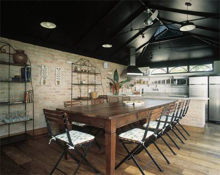 33 m&sup2;: Com um gazebo no p&aacute;tio de casa, o arquiteto S&eacute;rgio van Deursen, de S&atilde;o Paulo, deu forma ao desejo da mulher por um ambiente onde pudesse cozinhar para familiares e amigos e dar aulas de culin&aacute;ria. Com vidro cairia no lugar-comum, por isso preferio metal, diz ele, que teve a colabora&ccedil;&atilde;o da arquiteta Carla Alessandrino projeto. O ferro estrutural repete-se na cobertura, composta em camadas  incluindo l&atilde; de vidro e compensado  para segurar o calor. Os tijolos aparentes e a madeira canela, ambos de demoli&ccedil;&atilde;o, oferecem um qu&ecirc; de rusticidade.