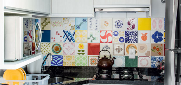 cozinha-de-apartamento-com-planta-irregular-se-integra-a-sala