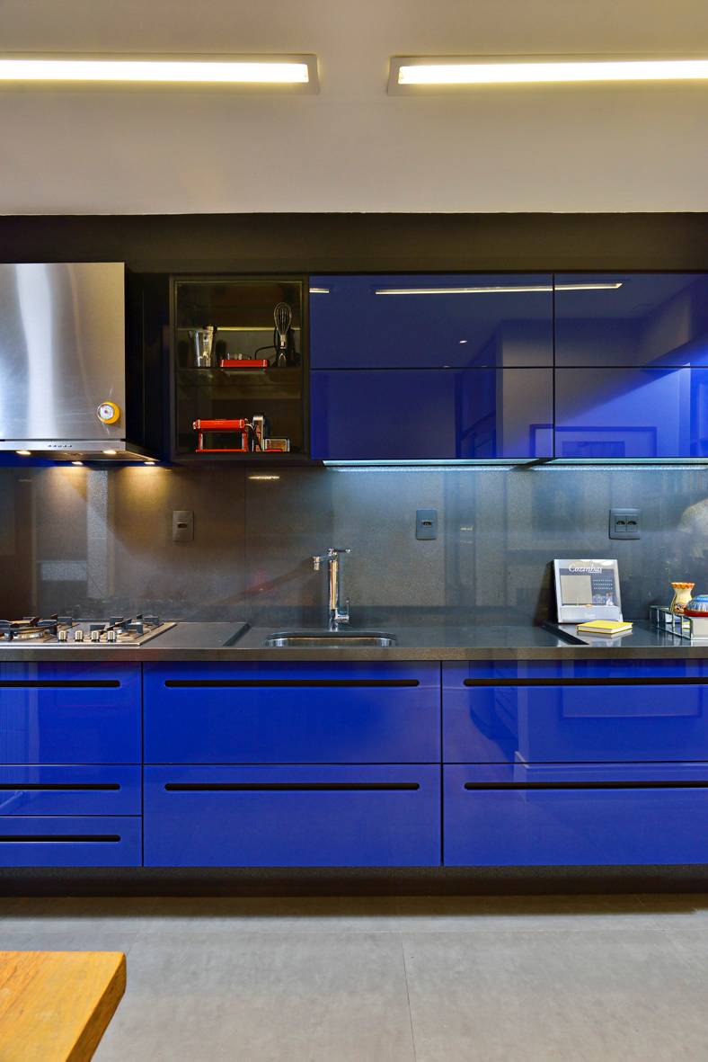 Cozinha arrojada aposta em armários com portas azul royal
