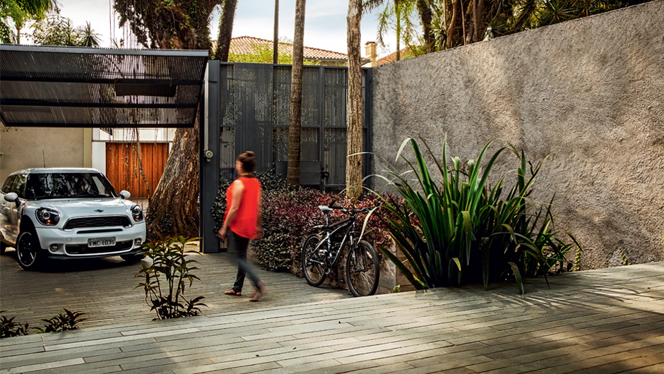 Ardósia reveste o piso da garagem e do térreo da casa