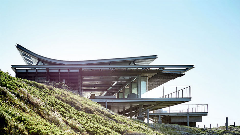 Casa se integra à praia por meio de venezianas criadas por técnico de cinema