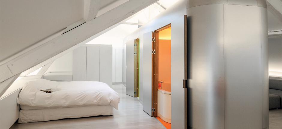 Antiga padaria virou loft e ganhou metálico com banheiro