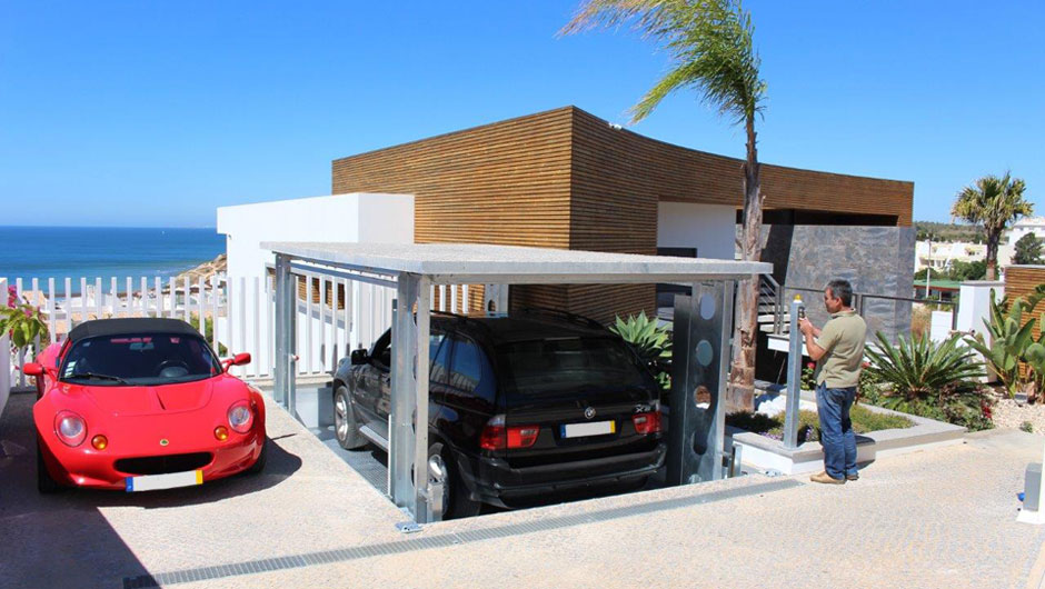 Arquitetos portugueses criam garagem que se esconde no chão