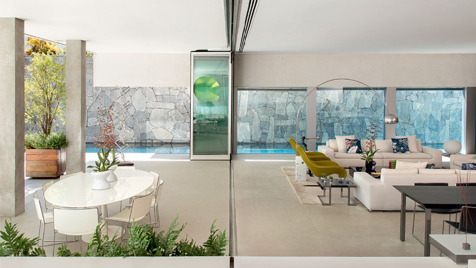 Casa em São Paulo é cheia de patamares e possui um lindo jardim