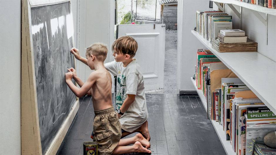 Corredor que dá para o jardim se transforma em biblioteca
