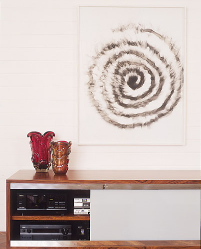 Sala Contemporânea: Inspiração com Piso de Peroba-Mica e Design Sofisticado