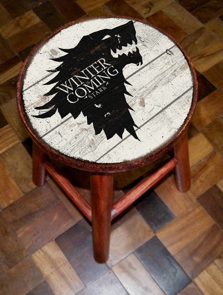 O banco Game of Thrones Stark custa R$ 86,46 na Elo 7.