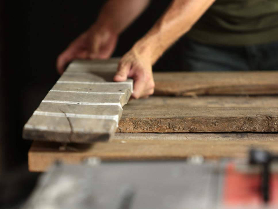 cabeceira-de-pallets-diy-network-colando-a-tabua