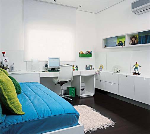 A dona deste quarto tem 10 anos e quis fugir das tonalidades tradicionalmente destinadas &agrave;s meninas. Ela escolheu azul e verde, cores que o arquiteto Toninho Noronha preferiu aplicar nos tecidos da roupa de cama, mantendo a marcenaria e as paredes em tons claros. Laqueados de branco, os m&oacute;veis suavizam o piso de madeira ebanizada, que acolhe o tapete de lycra.