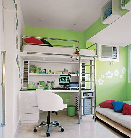 Com esp&iacute;rito esportivo, Priscila, 12 anos, fez quest&atilde;o de uma decora&ccedil;&atilde;o informal com uma cama suspensa em seu quarto de 19 m&sup2;. Embaixo dela, fica o m&oacute;vel do computador. "Assim ganhei espa&ccedil;o livre para uma sala de estar", diz a arquiteta Claudia Brassaroto, referindo-se ao tatame com futon (&agrave; direita). O toque feminino fica por conta da pintura de hibiscos na parede, aplicada com moldes vazados por Gisela Bochner.