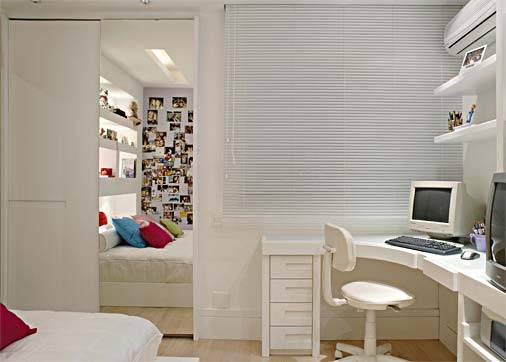 A adolescente de 16 anos queria que seu quarto, de 9 m&sup2;, fosse um dormit&oacute;rio branco, com toques de lil&aacute;s. Al&eacute;m disso, precisava de um local adequado para exibir suas recorda&ccedil;&otilde;es. "Criamos um painel imantado atr&aacute;s da cama baixa, colorido, para fotos e bilhetes. E, para disfar&ccedil;ar um pequeno pilar na parede atr&aacute;s do m&oacute;vel, fizemos um enchimento na alvenaria para alinh&aacute;-la pela profundidade. Constru&iacute;mos, assim, uma s&eacute;rie de nichos iluminados que funcionam como estante", explicam Beto Najman e Evelyn Steinberg, da BE Arquitetura. O guarda-roupa recebeu uma l&acirc;mina de espelho sobre a porta de correr, completando os detalhes da decora&ccedil;&atilde;o.