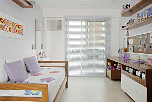 A dona deste dormitório de quase 9 m² tem apenas 5 anos, mas os pais queriam uma decoração capaz de resistir até a adolescência. "Fizemos um quarto com cama de adulto, pusemos uma penteadeira pequenina na lateral e uma escrivaninha que futuramente terá um computador", dizem os arquitetos Beto Najman e Evelyn Steinberg, da BE Arquitetura. A bancada de estudos ganhou um móvel de apoio inferior com gavetas para material escolar e prateleiras deslizantes com CDs e DVDs. Os móveis de peroba-mica são sólidos e duráveis, portanto toda a referência infantil será facilmente alterada com uma simples troca de colcha, almofadas e acessórios decorativos.