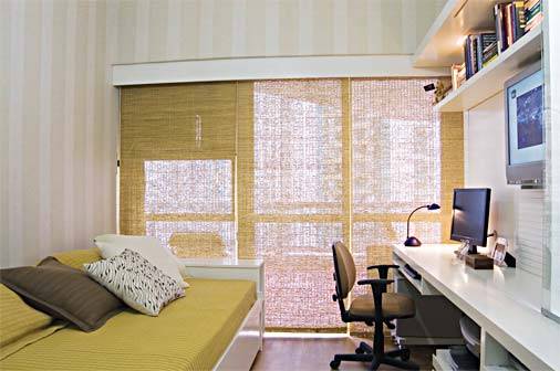 O papel de parede deu mais charme a este quarto de quase 14 m&sup2;. A propriet&aacute;ria, uma adolescente de 17 anos, queria uma cama de vi&uacute;va. "Dispus no mesmo lado TV de plasma com home theater, bancada de estudos e prateleiras, tudo laqueado de branco. Desloquei o computador para junto da janela, aproveitando a comodidade da luz natural", diz a arquiteta Clara Madalon. Atr&aacute;s da TV, um painel de madeira com 5 cm de espessura esconde os cabos e os fios, facilitando o trabalho em caso de manuten&ccedil;&atilde;o. As almofadas fazem da cama um generoso sof&aacute; para a jovem e suas amigas assistirem aos filmes preferidos.