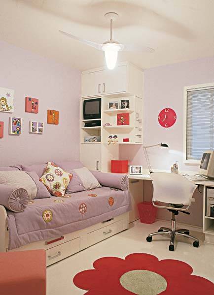 A adolescente de 13 anos queria um dormit&oacute;rio pr&aacute;tico. Assim, em seu quarto de apenas 10 m&sup2;, idealizado pela arquiteta Paula Gambier, a marcenaria s&oacute; fez seguir as quatro paredes do ambiente. Na realidade, tudo parece pertencer a um &uacute;nico m&oacute;vel. A bancada de estudo de um lado se integra &agrave; cama e, do outro, ao arm&aacute;rio. Sua parte inferior n&atilde;o desperdi&ccedil;a espa&ccedil;o: h&aacute; lugar para a CPU, um gaveteiro com rod&iacute;zios e at&eacute; uma gaveta basculante, onde ficam as roupas sujas. Acima dela, a marcenaria se desdobra em v&aacute;rias partes. M&oacute;dulo fechado, prateleiras e maleiro ocupam o lado da frente, e gavetinhas, o canto voltado para a janela. A cama tamb&eacute;m guarda segredos. Al&eacute;m de gavetas &agrave; mostra, ela embute um colch&atilde;o extra.