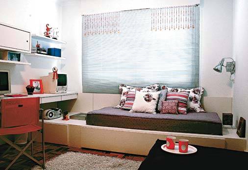A garota de 15 anos imaginava transformar o escrit&oacute;rio num quarto s&oacute; dela. E assim foi feito. A arquiteta Graziela Oliveira e o engenheiro Paul Rittscher projetaram o ambiente de 13,8 m&sup2; seguindo os pedidos da jovem. Sob a janela, foi adaptada uma plataforma com bicama e colch&atilde;o levemente embutido. Ocupando 2,40 m de extens&atilde;o de uma das paredes, a bancada de estudos tem muito espa&ccedil;o para o material escolar e seus objetos pessoais. Toda a marcenaria &eacute; de MDF laqueada. Observe os delicados pingentes de cristal que enfeitam a persiana.