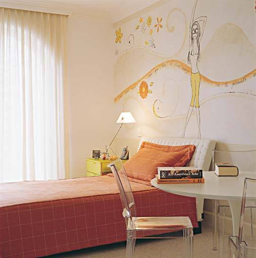 Ao folhear uma revista de decora&ccedil;&atilde;o, Nathaly, 15 anos, se encantou por uma pintura especial na parede. O desenho serviu de inspira&ccedil;&atilde;o para ambientar seu quarto, assinado pelo arquiteto Jo&atilde;o Armentano, que selecionou o laranja como cor predominante a pedido da garota. Outra ideia bem-vinda foi usar uma mesa de linhas contempor&acirc;neas em vez de escrivaninha. A arte na parede &eacute; obra do ateli&ecirc; Adriana, Carlota e Hel&ocirc;.
