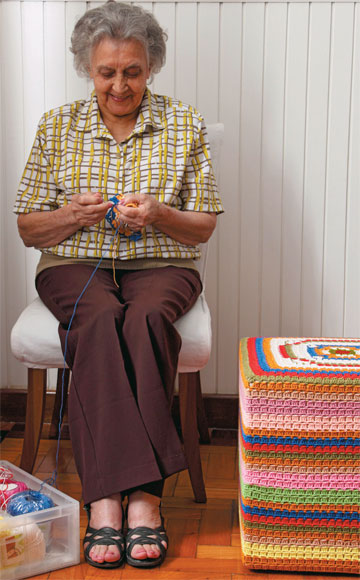 Aprenda a fazer uma capa de crochê para pufe