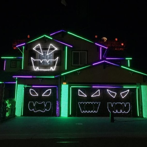 Na Califórnia, casa embarca no Halloween com show de luzes incrível