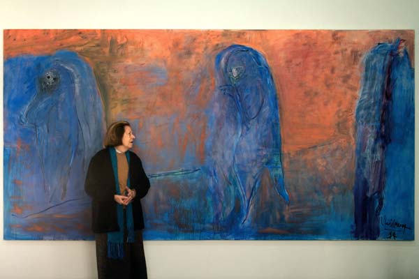 Maria, vi&uacute;va de Iber&ecirc; Camargo, posa junto ao &uacute;ltimo quadro pintado pelo ar...