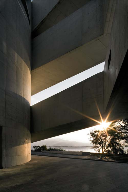 Com as paredes de concreto branco (feitas com um cimento especial, da mesma c...