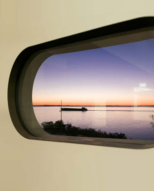 A janela estrategicamente posicionada permite ver o rio Gua&iacute;ba e seu famoso ...